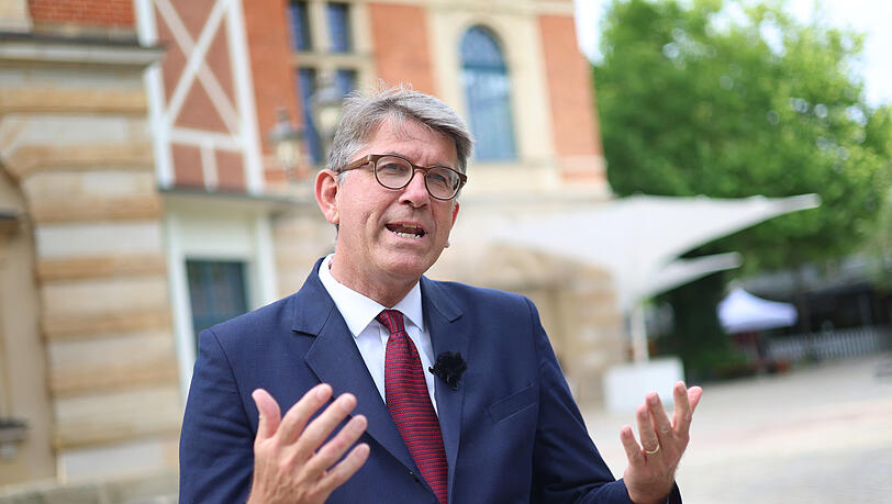 Wolfram Weimer, Staatsminister f&uuml;r Kultur und Medien, vor dem Bayreuther Festspielhaus.
