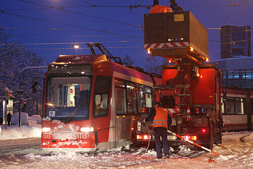 Die Schneemassen legten die Niederflurzüge der Straßenbahn lahm. In der Wodanstraße entgleiste ein Zug.