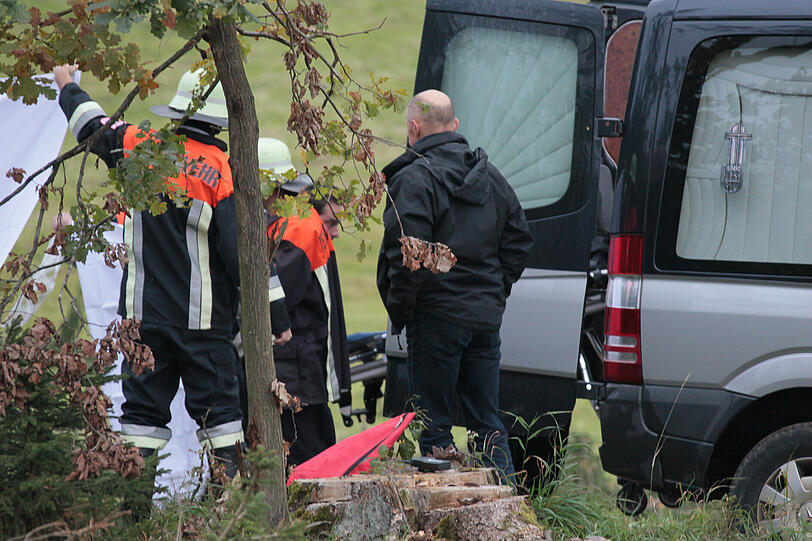 Unfall bei Waldarbeiten im Landkreis Erding: Ein 15-Jähriger ist von einem Baum getötet worden. Der Notarzt versuchte noch, den Jungen zu reanimieren. Doch zwecklos. Der Bub starb noch an der Unfallstelle