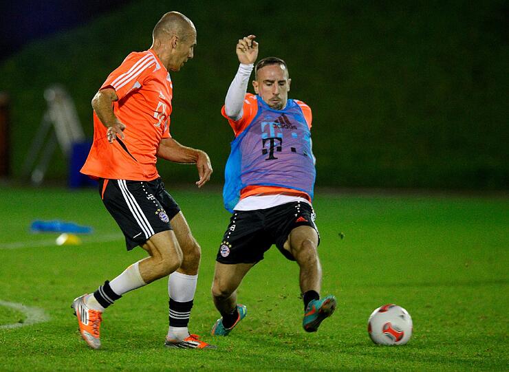 Der FC Bayern beim Abendtraining in Doha.