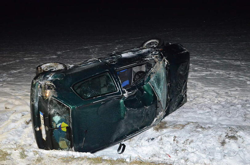 Unfall  bei Feichten: Der Fahrer eines VW Polo kommt von der Fahrbahn ab und überschlägt sich mehrfach mit seinem Wagen. Riesenglück: Der Mann wurde nur leicht verletzt.