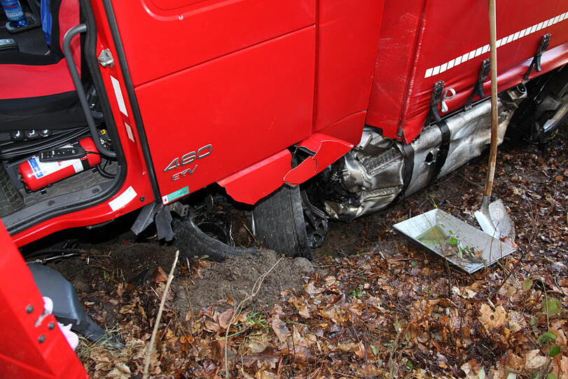 Der 21-Jährige kam auf Höhe eines Waldstücks nahe Reichertsheim (Landkreis Mühldorf am Inn) von der Fahrbahn ab und geriet in den Gegenverkehr.
