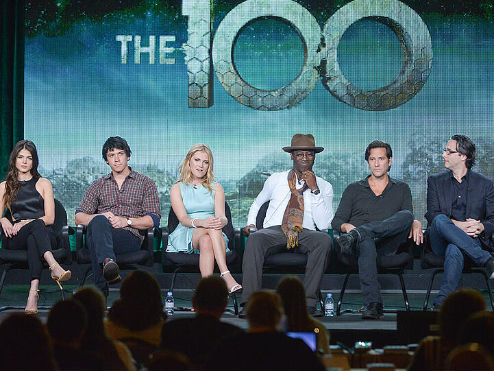 "The 100"-Stars unter sich - von links: Marie Avgeropulos, Bob Morley, Eliza Taylor, Isaiah Washington, Henry Ian Cusick und Jason Rothenberg