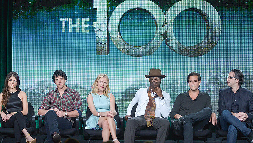 "The 100"-Stars unter sich - von links: Marie Avgeropulos, Bob Morley, Eliza Taylor, Isaiah Washington, Henry Ian Cusick und Jason Rothenberg "The 100"-Stars unter sich - von links: Marie Avgeropulos, Bob Morley, Eliza Taylor, Isaiah Washington, Henry Ian Cusick und Jason Rothenberg