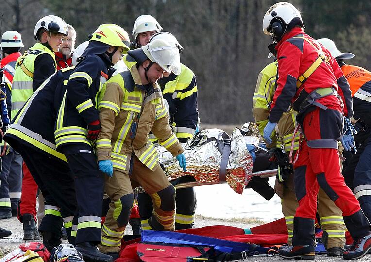 &bdquo;Da funktionierst du einfach nur noch mechanisch&ldquo;: Rettungskräfte tragen eines der Opfer nach der Bergung von der Unfallstelle.