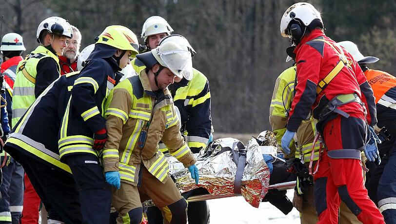 &bdquo;Da funktionierst du einfach nur noch mechanisch&ldquo;: Rettungskräfte tragen eines der Opfer nach der Bergung von der Unfallstelle.