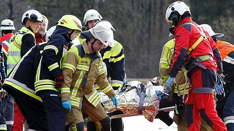 &bdquo;Da funktionierst du einfach nur noch mechanisch&ldquo;: Rettungskräfte tragen eines der Opfer nach der Bergung von der Unfallstelle.