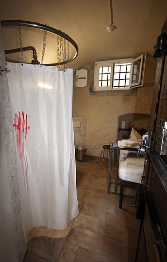Die Zahl auf dem Duschvorhang in der Zelle der Fronfeste Amberg sieht aus, als sei sie mit Blut aufgemalt.