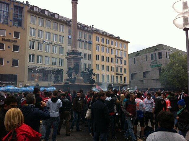 Viele Fans, laute Bayern-Fanchöre und auch etwas Rauch in der Innenstadt...