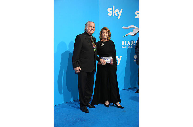 Senta Berger und Michael Verhoeven auf dem blauen Teppich der 28. Verleihung des Bayerischen Fernsehpreises in München.