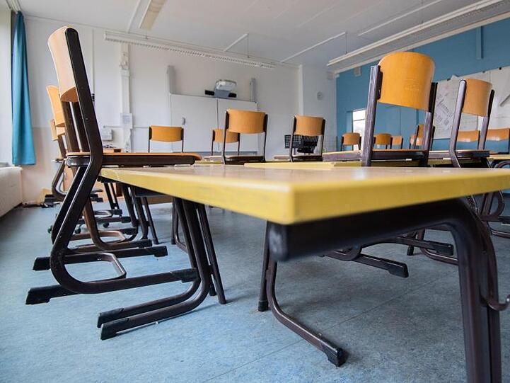 Ein leeres Klassenzimmer ist zu sehen. Foto: Julian Stratenschulte/dpa/Archivbild