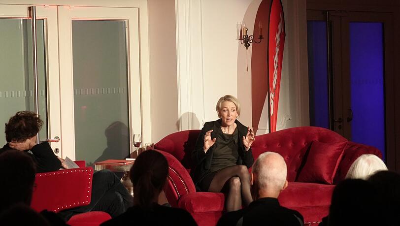 "Die Parkplätze kommen ja nicht zum Selbstzweck weg": Katrin Habenschaden auf dem roten Sofa (von Möbel Höffner). "Die Parkplätze kommen ja nicht zum Selbstzweck weg": Katrin Habenschaden auf dem roten Sofa (von Möbel Höffner).