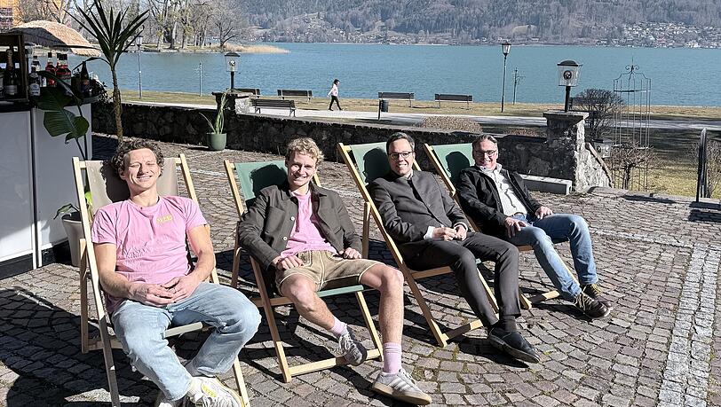 (v.l.) Hier auf der verlassenen Terrasse des Hotels "Seegarten" soll bald wieder Leben einkehren. Daf&uuml;r wollen die Gastronomen Patrick und Philip D&uuml;wel sorgen. Die Idee kam von B&uuml;rgermeister Robert K&uuml;hn. Eigent&uuml;mer des Hotels ist eine Tochtergesellschaft der Rock Capital Group, vertreten durch Andreas Wi&szlig;meier.