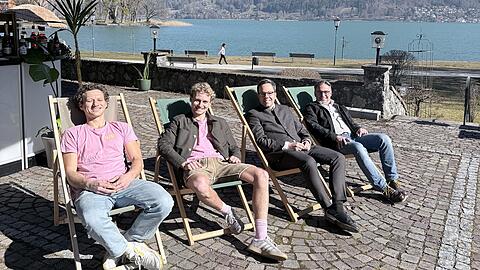 (v.l.) Hier auf der verlassenen Terrasse des Hotels "Seegarten" soll bald wieder Leben einkehren. Dafür wollen die Gastronomen Patrick und Philip Düwel sorgen. Die Idee kam von Bürgermeister Robert Kühn. Eigentümer des Hotels ist eine Tochtergesellschaft der Rock Capital Group, vertreten durch Andreas Wißmeier. (v.l.) Hier auf der verlassenen Terrasse des Hotels "Seegarten" soll bald wieder Leben einkehren. Dafür wollen die Gastronomen Patrick und Philip Düwel sorgen. Die Idee kam von Bürgermeister Robert Kühn. Eigentümer des Hotels ist eine Tochtergesellschaft der Rock Capital Group, vertreten durch Andreas Wißmeier.