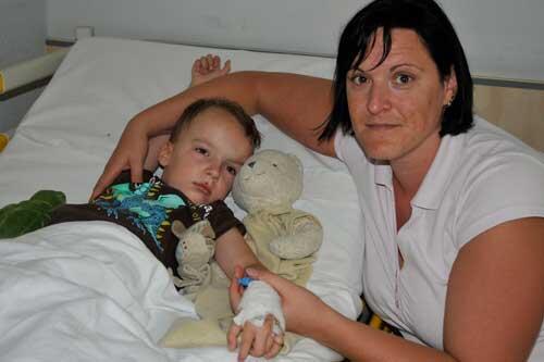 Mutter Anja am Krankenbett von Marvin.