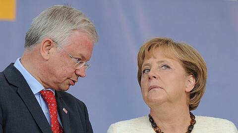 Bundeskanzlerin Angela Merkel und Hessens Ministerpräsident Roland Koch