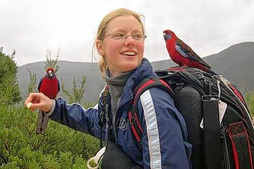 Im Dienste der Wissenschaft: Ester Carlitz füttert im Kongo zwei Papageien. Jetzt soll sie über 60 000 Euro zahlen.
