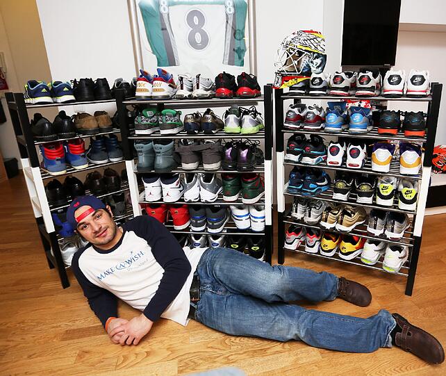 Jochen Reimer mit seiner Schuhsammlung. Nach einer Handverletzung ist er wieder fit.
