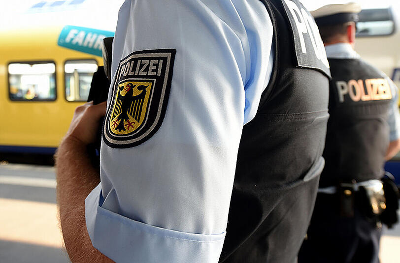 Der Verdächtige Bundespolizist soll mehrfach Flüchtlinge in Polizeigewahrsam erniedrigt haben. Später prahlte er stolz mit seinen Verbrechen.