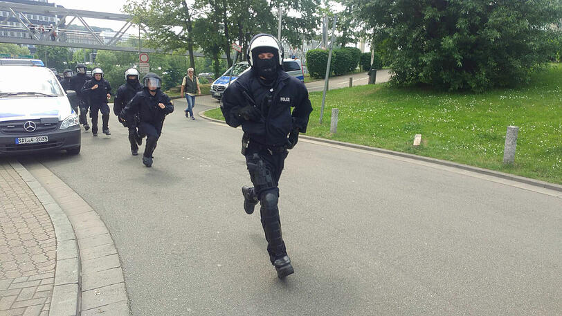 Ausnahmezustand in Saarbrücken: Vor dem Relegationshinspiel ist die Polizei im Großeinsatz.