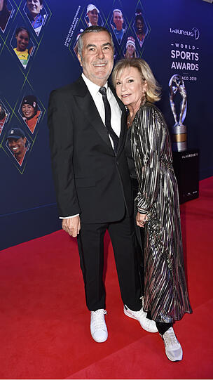 Sabine Christiansen und ihr Mann Norbert Medus. Beide in Sneakern.