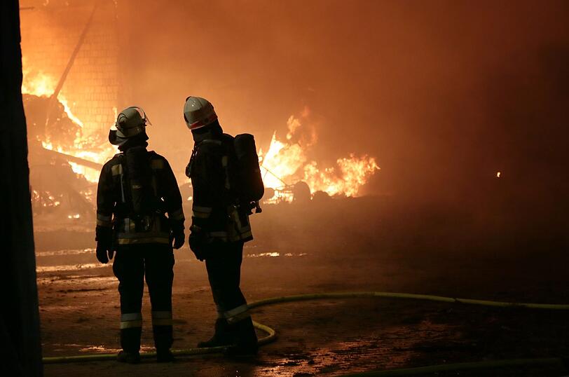 Am Freitagmorgen hat es einen Großbrand auf dem Gelände eines Bauernhofes gegeben. Das Feuer war ersten Erkenntnissen zufolge in einer Lagerhalle ausgebrochen, die Ursache war zunächst unklar.