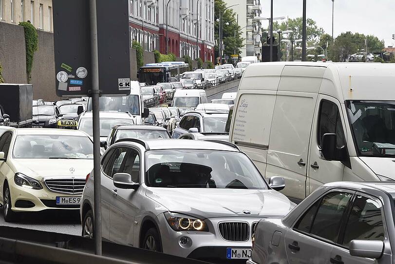 Seit Freitag ist die Einsteinstraße zwischen Mittlerem Ring und Vogelweideplatz gesperrt: Sofort brach das Verkehrschaos aus.