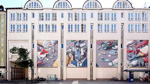Corneliusstraße 10: Das Gebäude der Stadtwerke glänzt allein durch die Bilder von Streetartkünstler &bdquo;Liqen&ldquo;.