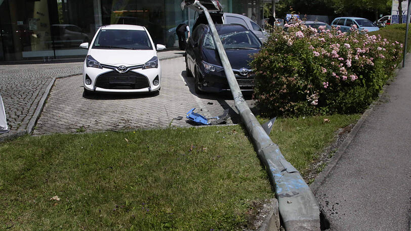 Der Lkw-Fahrer krachte gegen die Laterne, die anschließend auf ein geparktes Auto stürzte.