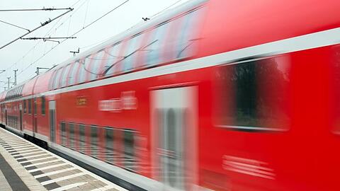 Ein Regionalexpress der Deutschen Bahn fährt an einem Bahnhof vorbei. Foto: Patrick Pleul/Archivbild