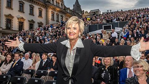 Gloria Fürstin von Thurn und Taxis breitet im Innenhof des Fürstenschlosses St. Emmeram die Arme aus. Foto: Armin Weigel