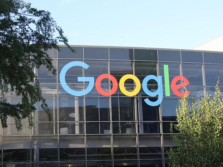 Google-Logo an der Fassade des Hauptsitzes des Mutterkonzerns Alphabet in Mountain View.