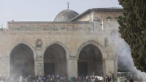 Palästinenser stoßen auf dem Gelände der Al-Aksa-Moschee in Jerusalem mit israelischen Sicherheitskräften zusammen.