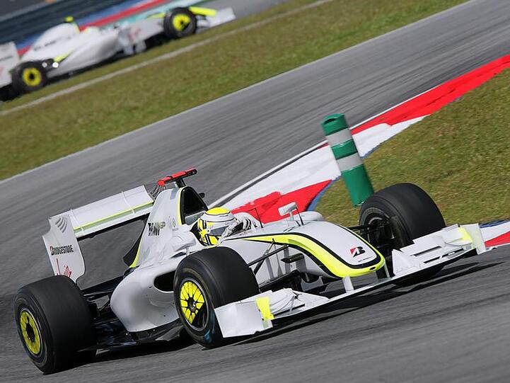 Jenson Button führt derzeit beim abgebrochenen Rennen in Malaysia.