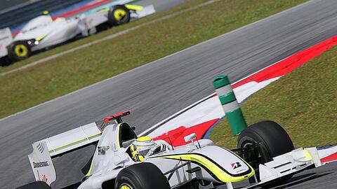 Jenson Button führt derzeit beim abgebrochenen Rennen in Malaysia.