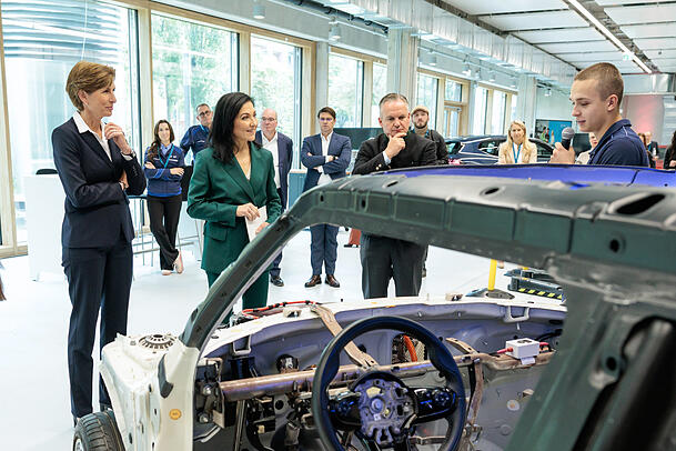 Ilka Horstmeier, Vorstandsmitglied (l.), und Wirtschaftsministerin Katherina Reiche (CDU) hören den Azubis zu. Ilka Horstmeier, Vorstandsmitglied (l.), und Wirtschaftsministerin Katherina Reiche (CDU) hören den Azubis zu.