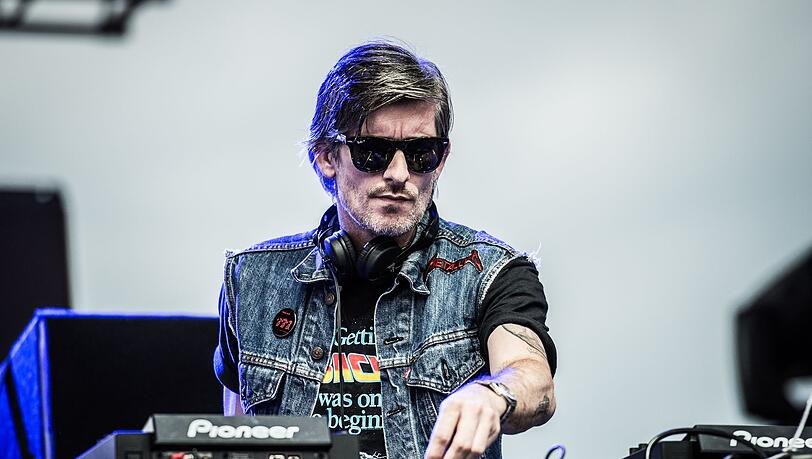 Der französische DJ Kavinsky ist im Alter von 50 Jahren gestorben. Der französische DJ Kavinsky ist im Alter von 50 Jahren gestorben.