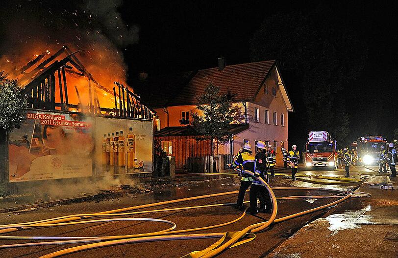 Die Einsatzkräfte beim Löschen des Feuers.