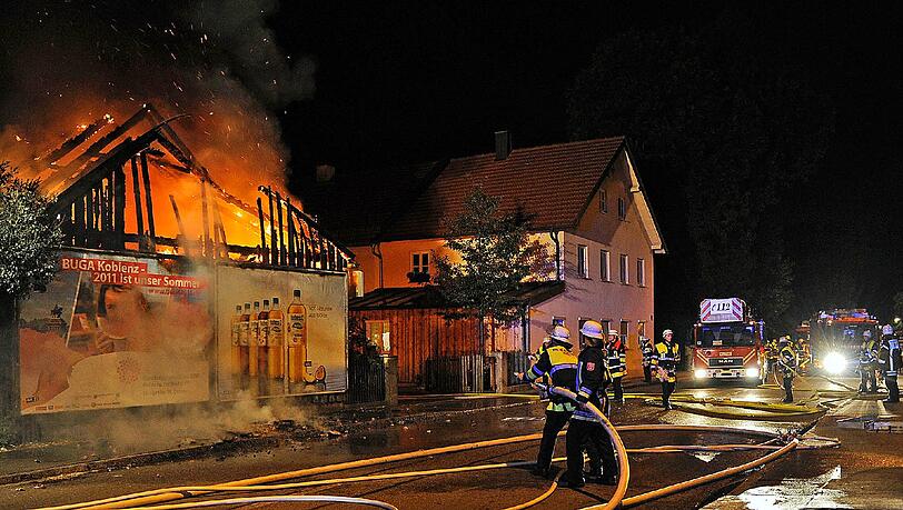 Die Einsatzkräfte beim Löschen des Feuers. Die Einsatzkräfte beim Löschen des Feuers.