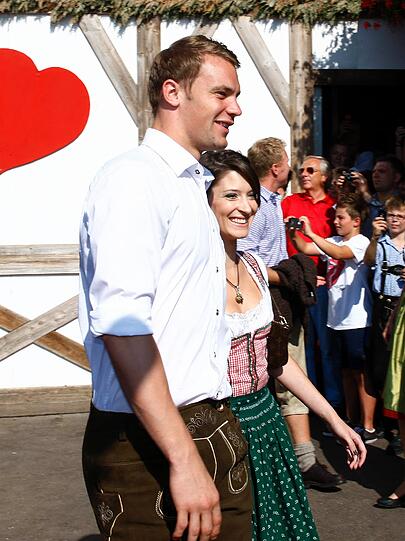 ...Rekord-Keeper Manuel Neuer. Er hat seine Freundin Kathrin Gilch mitgebracht.