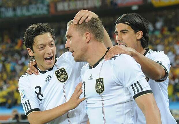 Vor vier Jahren gewann die DFB-Elf ihr Auftakt-Spiel gegen Australien mit 4:0. Hier feiern Lukas Podolski, Mesut Özil und Sami Khedira das 1:0.