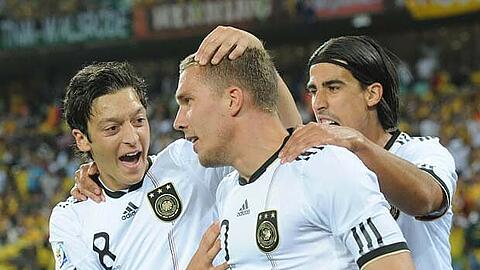 Vor vier Jahren gewann die DFB-Elf ihr Auftakt-Spiel gegen Australien mit 4:0. Hier feiern Lukas Podolski, Mesut Özil und Sami Khedira das 1:0.