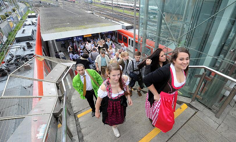 Menschenmassen strömen in Richtung Theresienwiese.
