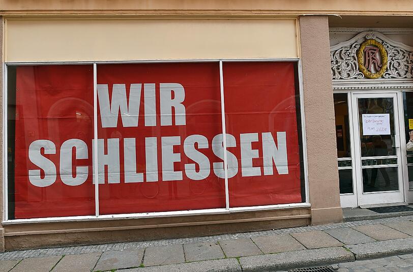 "Wir schließen" steht im Schaufenster eines Einrichtungshauses in Sachsen-Anhalt. Foto: Hendrik Schmidt