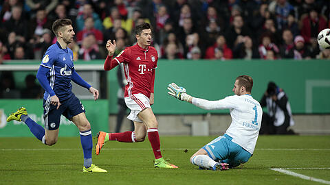 1. März 2017: Robert Lewandowski überlupft Schalke-Keeper Ralf Fährmann zum 1:0.