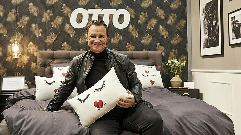 Guido Maria Kretschmer präsentiert stolz sein Charity-Kissen