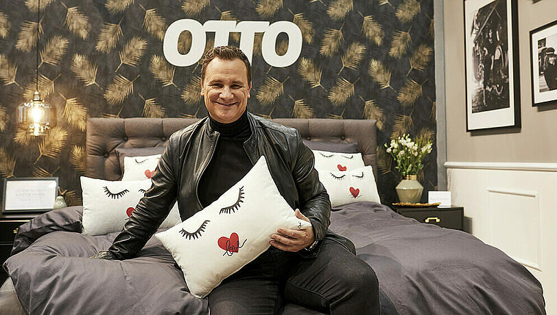 Guido Maria Kretschmer präsentiert stolz sein Charity-Kissen Guido Maria Kretschmer präsentiert stolz sein Charity-Kissen