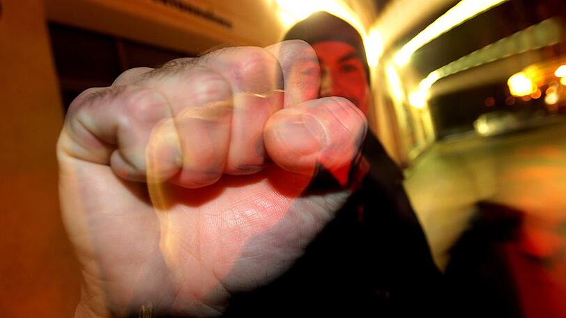 In der U-Bahn eskalierte die Situation: Erst beleidigte der Mann die Frauen, anschließend wurde er sogar handgreiflich.
