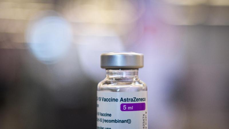 Ein Fläschchen mit fünf Millilitern Corona-Impfstoff von Astrazeneca.