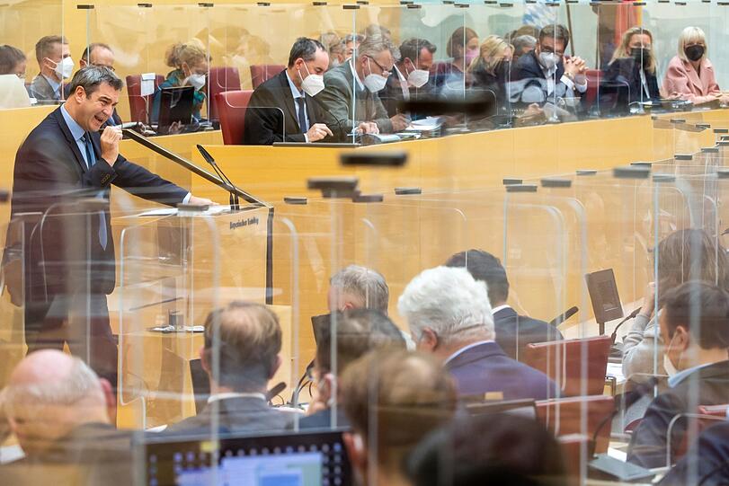 Bayerns Ministerpräsident Markus Söder (CSU, links) gibt im Bayerischen Landtag während der Sondersitzung eine weitere Regierungserklärung ab.